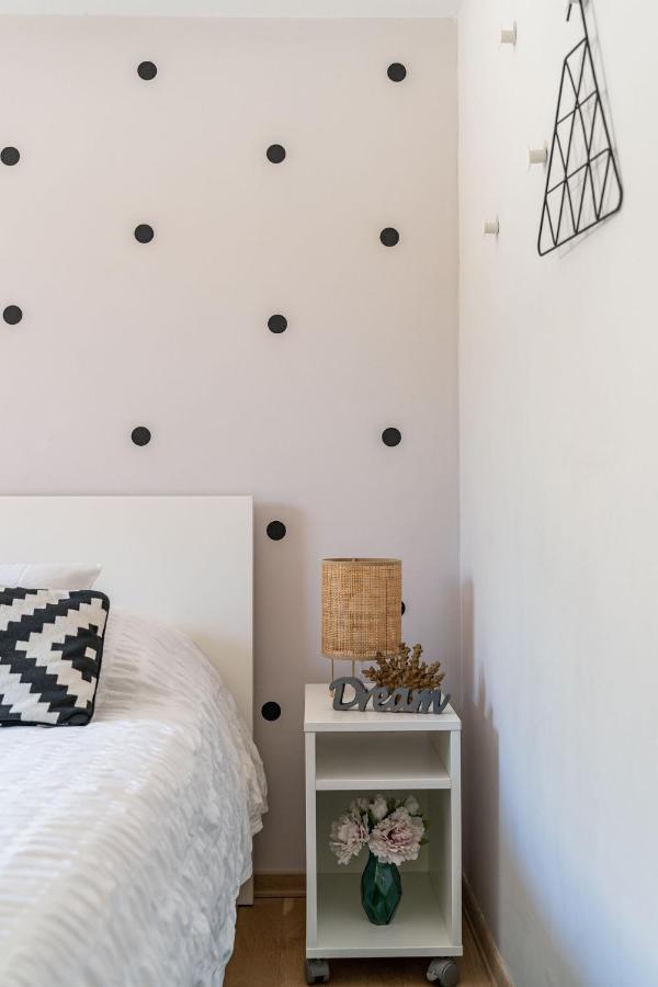 Stay U-Nique Studio Apartment In 오라사크 외부 사진